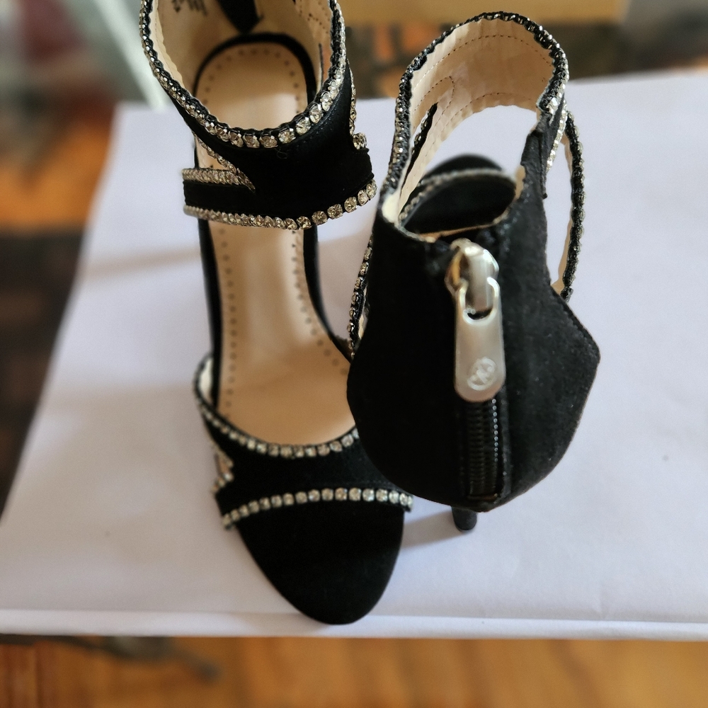 Women's faux studded 4 inch heels by Adrienne Vittadini. Size 9 1/2 M. - Picture 3 of 3